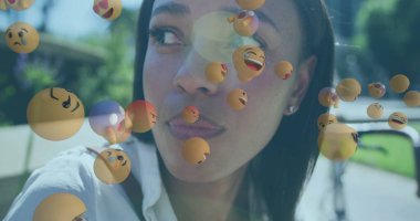 Afro-Amerikan bir kadının abur cubur yemesine karşı birden fazla yüz ifadesi var. Sosyal medya ağı ve teknoloji kavramı