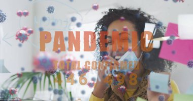 Yüzen kovid hücreli bir kelime salgını ve maskesini çıkaran bir kadın. Coronavirus covid 19 salgını sırasında sağlık ve koruma dijital olarak üretilen görüntü.