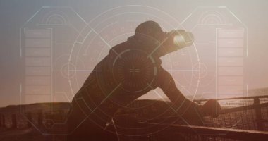 Round tarayıcı, gezinti güvertesinde su içen Afro-Amerikan zinde bir adama karşı. Spor, spor ve teknoloji konsepti