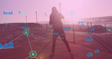 Afrika kökenli Amerikalı boksör erkek boksörlere karşı iletişim ağı gezinti güvertesinde yürüyor. spor ve spor konsepti