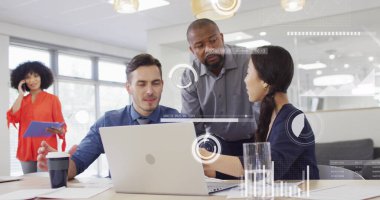 Ofisteki çeşitli iş adamlarıyla ilgili finansal veri işleme resmi. Küresel ağlar, işletmeler, finansmanlar, hesaplama ve veri işleme kavramı dijital olarak oluşturuldu.