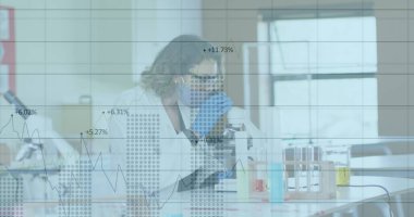 Yüz maskesi takan mikroskop kullanan bilim adamlarıyla istatistikleri gösteren dijital arayüz. Coronavirus covid 19 salgını sırasında sağlık ve koruma dijital olarak üretilen görüntü