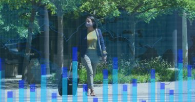 Karşıdan karşıya geçerken maske takan kadın hakkında istatistiksel veri işleme. küresel finans ve koronavirüs covid 19 salgın konsepti