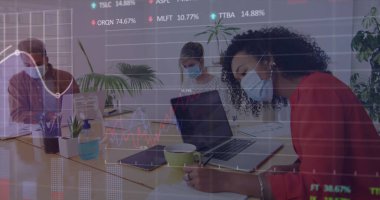 Ofisteki meslektaşlarının yüz maskesi taktığı istatistikleri gösteren dijital arayüz görüntüsü. Coronavirus covid 19 salgını sırasında sağlık ve koruma dijital olarak üretilen görüntü