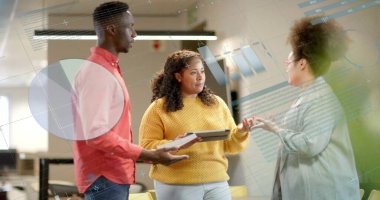 Ofisteki çeşitli iş adamlarının veri işleme görüntüsü. Küresel finans, iş, bağlantılar, hesaplama ve veri işleme kavramı dijital olarak oluşturuldu.