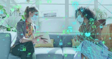 Ofisteki meslektaşlarının yüz maskesi taktığı sosyal simgelerle olan bağlantılarının resmi. Coronavirus covid 19 salgını sırasında sağlık ve koruma dijital olarak üretilen görüntü