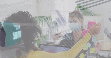 Ofisteki meslektaşlarının yüz maskesi taktığı istatistikleri gösteren dijital arayüz görüntüsü. Coronavirus covid 19 salgını sırasında sağlık ve koruma dijital olarak üretilen görüntü