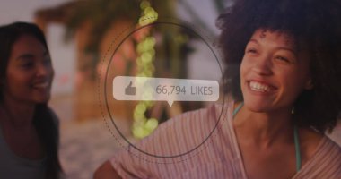 Sahilde gülümseyen Afrikalı Amerikalı kadınlara karşı artan sayıdaki ikonlar gibi. Sosyal medya ağı ve tatil kavramı