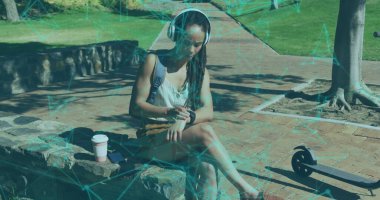 Parkta akıllı kaset kullanan bir kadının iletişim ağı görüntüsü. Dijital arayüz küresel spor ve performans konsepti dijital olarak oluşturulmuş görüntü.