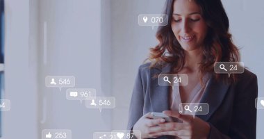 Kafkas iş kadınının ofisindeki veri işleme görüntüsü. Küresel finans, iş, bağlantılar, hesaplama ve veri işleme kavramı dijital olarak oluşturuldu.