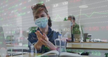 Ofisteki meslektaşlarının yüz maskesi taktığı istatistikleri gösteren dijital arayüz görüntüsü. Coronavirus covid 19 salgını sırasında sağlık ve koruma dijital olarak üretilen görüntü