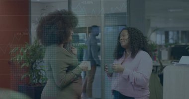 Ofisteki çeşitli iş adamlarıyla ilgili finansal veri işleme resmi. Küresel finans, iş, bağlantılar, hesaplama ve veri işleme kavramı dijital olarak oluşturuldu.