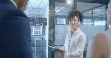 Ofisteki çeşitli iş adamlarıyla ilgili finansal veri işleme resmi. Küresel finans, iş, bağlantılar, hesaplama ve veri işleme kavramı dijital olarak oluşturuldu.