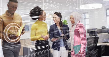 Ofisteki çeşitli iş adamlarının veri işleme görüntüsü. Küresel ağlar, işletmeler, finansmanlar, hesaplama ve veri işleme kavramı dijital olarak oluşturuldu.