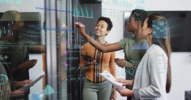 Ofisteki çeşitli iş adamlarıyla ilgili finansal veri işleme resmi. Küresel iş, finans, hesaplama ve veri işleme kavramı dijital olarak oluşturulmuş görüntü.