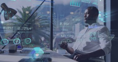 Afro-Amerikan iş adamının ofisindeki veri işleme görüntüsü. Küresel ağlar, işletmeler, finansmanlar, hesaplama ve veri işleme kavramı dijital olarak oluşturuldu.