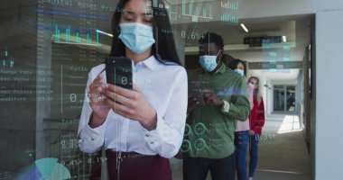 Koridorda kuyruğa girmiş maskeli çeşitli iş adamlarının mali verilerinin görüntüsü. Küresel covid 19, iş, finans, bilgisayar ve veri işleme kavramı dijital olarak oluşturulmuş görüntü.