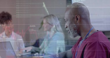 Ofisteki çeşitli doktorların veri işleme görüntüsü. Küresel tıp, işletme, bağlantılar, hesaplama ve veri işleme kavramı dijital olarak oluşturulmuş görüntü.