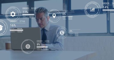 Kafkas işadamının ofisindeki veri işleme görüntüsü. Küresel finans, iş, bağlantılar, hesaplama ve veri işleme kavramı dijital olarak oluşturuldu.