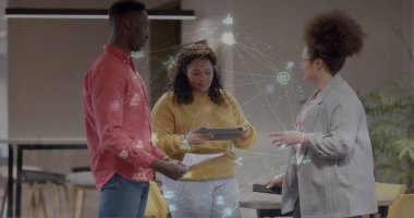 Ofisteki çeşitli iş adamlarının veri işleme görüntüsü. Küresel finans, iş, bağlantılar, hesaplama ve veri işleme kavramı dijital olarak oluşturuldu.