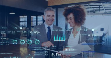 Ofisteki çeşitli iş adamlarının veri işleme görüntüsü. Küresel finans, iş, bağlantılar, hesaplama ve veri işleme kavramı dijital olarak oluşturuldu.