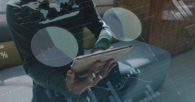 Ofiste dizüstü bilgisayar kullanan bir adamla istatistikleri gösteren dijital arayüz görüntüsü. Dijital arayüz ve küresel iş, dijital olarak oluşturulmuş görüntü