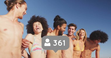 Sahilde sörf tahtası tutan arkadaşlarının üzerinde insanların simgesi ve numaraları olan bir konuşma balonu. dijital arayüz, sosyal medya ve küresel ağ konsepti dijital olarak oluşturulmuş görüntü.