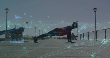 Afrika kökenli Amerikalı formda bir adama karşı kurulan bağlantı ağı gezinti güvertesinde şınav çekiyor. Spor, spor ve teknoloji konsepti