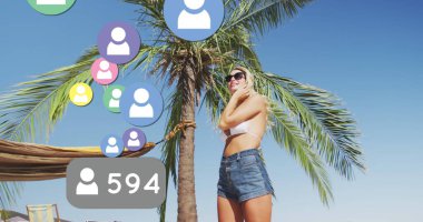 Sahilde saçını düzeltmeye çalışan beyaz kadınlara karşı profil simgeleri. Sosyal medya ağı ve tatil kavramı