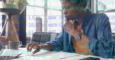 Afro-Amerikan iş adamının ofisindeki veri işleme görüntüsü. Küresel finans, iş, bağlantılar, hesaplama ve veri işleme kavramı dijital olarak oluşturuldu.