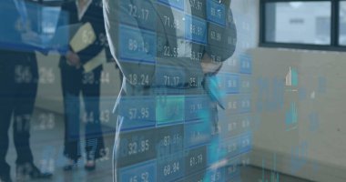 Ofisteki çeşitli iş adamlarının veri işleme görüntüsü. Küresel finans, iş, bağlantılar, hesaplama ve veri işleme kavramı dijital olarak oluşturuldu.