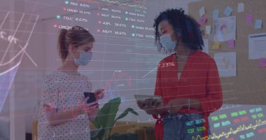 Ofisteki meslektaşlarının yüz maskesi taktığı istatistikleri gösteren dijital arayüz görüntüsü. Coronavirus covid 19 salgını sırasında sağlık ve koruma dijital olarak üretilen görüntü