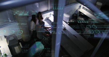 Çeşitli iş adamları üzerinde finansal veri işleme görüntüsü. Küresel iş, finans, hesaplama ve veri işleme kavramı dijital olarak oluşturulmuş görüntü.