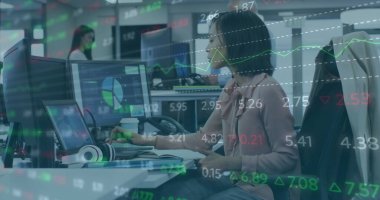 Ofiste birlikte çalışan çeşitli meslektaşlarla istatistiklerin görüntüsü. Dijital arayüz ve küresel iş, dijital olarak oluşturulmuş görüntü