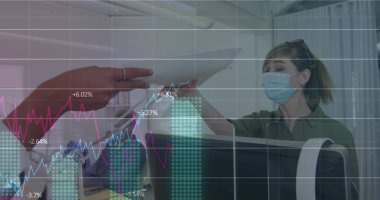 Ofisteki meslektaşlarının yüz maskesi taktığı istatistikleri gösteren dijital arayüz görüntüsü. Coronavirus covid 19 salgını sırasında sağlık ve koruma dijital olarak üretilen görüntü