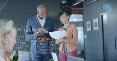 Ofisteki çeşitli iş adamlarıyla ilgili finansal veri işleme resmi. Küresel finans, iş, bağlantılar, hesaplama ve veri işleme kavramı dijital olarak oluşturuldu.