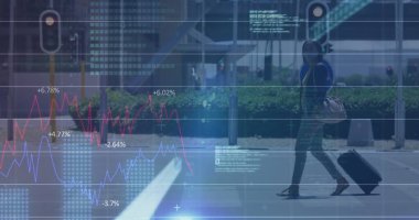 Karşıdan karşıya geçerken maske takan kadın hakkında mali veri işleme tabi tutuluyor. küresel finans ve koronavirüs covid 19 salgın konsepti