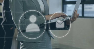 Ofiste dizüstü bilgisayar kullanan Kafkas iş kadınının istatistik ve veri işleme görüntüsü. Küresel iş, bağlantılar, hesaplama ve veri işleme kavramı dijital olarak oluşturulmuş resim.