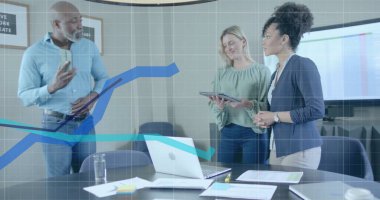 Ofisteki çeşitli iş adamlarıyla ilgili finansal veri işleme resmi. Küresel finans, iş, bağlantılar, hesaplama ve veri işleme kavramı dijital olarak oluşturuldu.