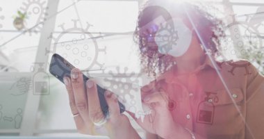 Ofiste akıllı telefonları dezenfekte eden yüz maskeleri takan bir kadının olduğu yüzen kovid 19 hücresi. Coronavirus covid 19 salgını sırasında sağlık ve koruma dijital olarak üretilen görüntü