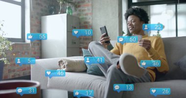 Afro-Amerikan iş adamının ofisindeki veri işleme görüntüsü. Küresel finans, iş, bağlantılar, hesaplama ve veri işleme kavramı dijital olarak oluşturuldu.