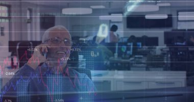 Ofiste birlikte çalışan çeşitli meslektaşlarla istatistiklerin görüntüsü. Dijital arayüz ve küresel iş, dijital olarak oluşturulmuş görüntü