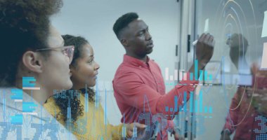 Ofisteki çeşitli iş adamlarının veri işleme görüntüsü. Küresel finans, iş, bağlantılar, hesaplama ve veri işleme kavramı dijital olarak oluşturuldu.