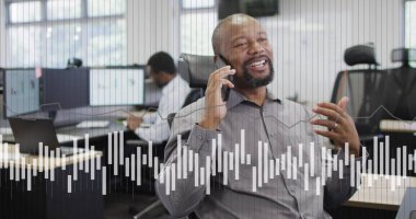 Afro-Amerikan iş adamının üzerinde ikonlar olan finansal verilerin resmi. Küresel iş, finans, hesaplama ve veri işleme kavramı dijital olarak oluşturulmuş görüntü.