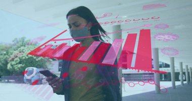 Akıllı telefon kullanan yüz maskesi takan bir kadın hakkında 19 istatistiksel veri işleme. küresel ağ oluşturma ve koronavirüs covid 19 salgını.