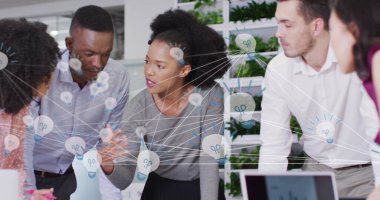 Ofisteki çeşitli iş adamları üzerinde çalışan bağlantıların ve veri işlemenin resmi. Küresel ağlar, işletmeler, finansmanlar, hesaplama ve veri işleme kavramı dijital olarak oluşturuldu.