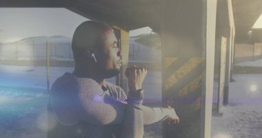 Açık havada uzanan Afrikalı Amerikalı bir adamın üzerindeki ışık lekeleri. sağlık ve zindelik kavramı dijital olarak oluşturulmuş görüntü.