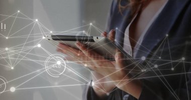 Tablet kullanan Kafkas iş kadını üzerinden bağlantı ağı görüntüsü. Küresel iş, bağlantılar, hesaplama ve veri işleme kavramı dijital olarak oluşturulmuş resim.