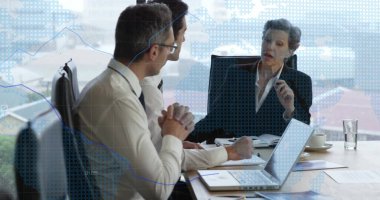 Ofisteki çeşitli iş adamlarının veri işleme görüntüsü. Küresel finans, iş, bağlantılar, hesaplama ve veri işleme kavramı dijital olarak oluşturuldu.