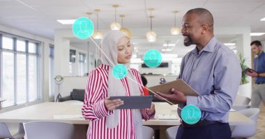 Ofisteki çeşitli iş adamlarının işleme koyduğu bağlantıların resmi. Küresel ağlar, işletmeler, finansmanlar, hesaplama ve veri işleme kavramı dijital olarak oluşturuldu.